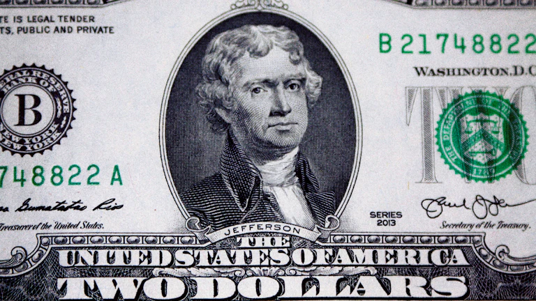 미국 국채와 달러 지폐 뭉치