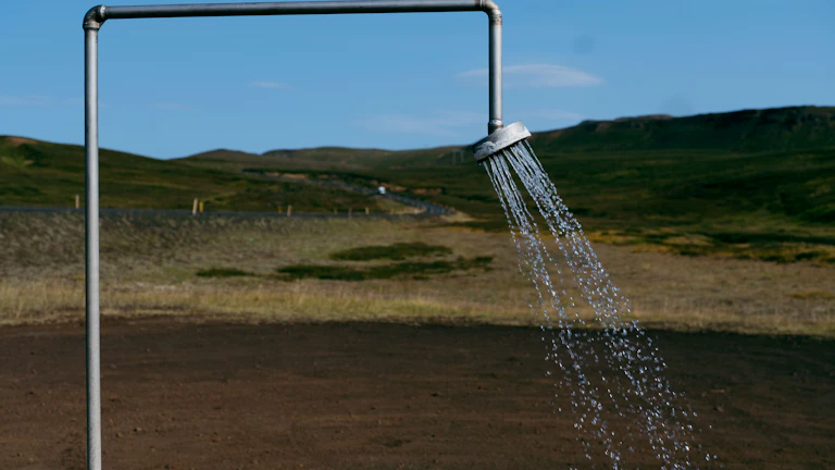 물 부족 시대의 수자원 투자 기회를 모색하는 사람