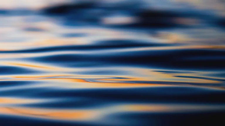 깨끗하게 물을 처리하는 현대적인 수처리 시설