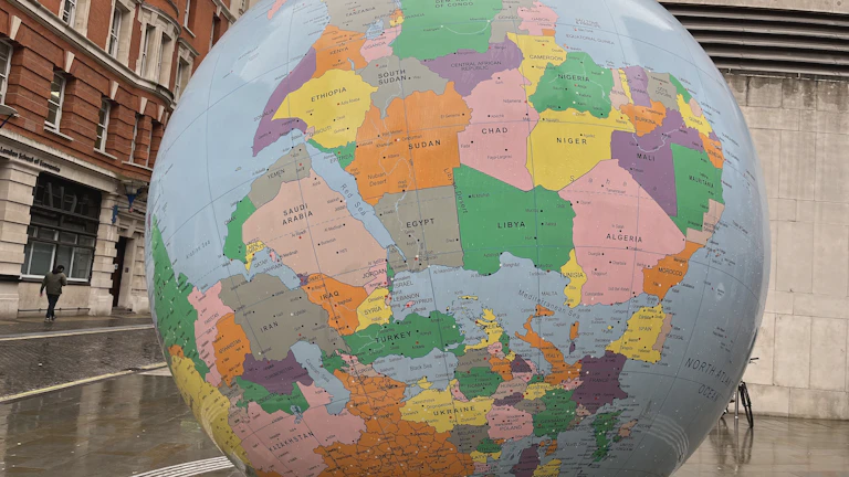 전 세계 주요 통화 심볼 및 환율 변동 그래프