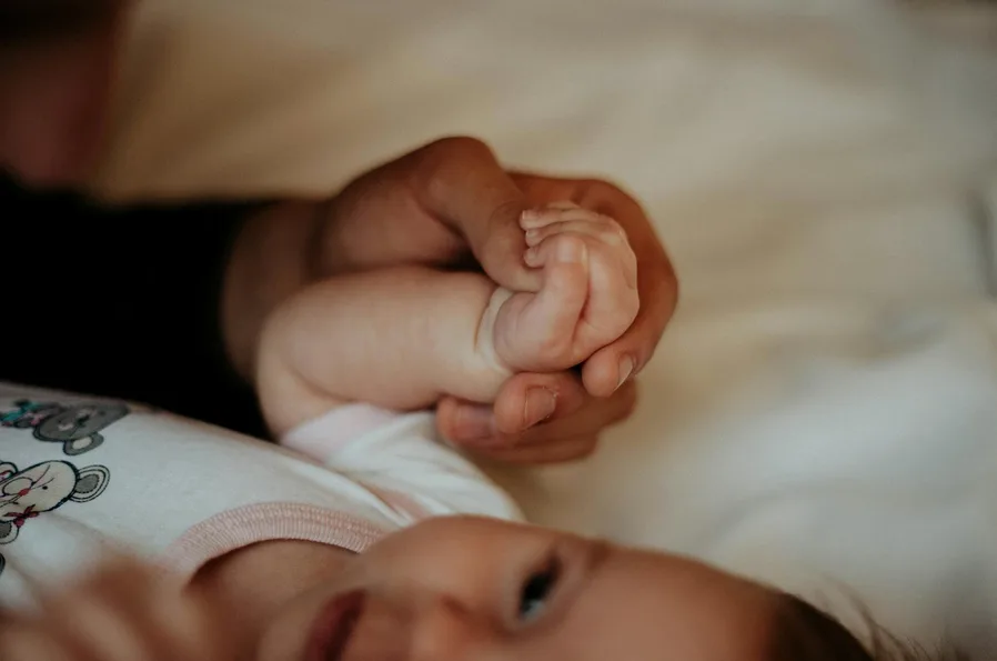 하이체어에 앉아 숟가락 연습하는 아기