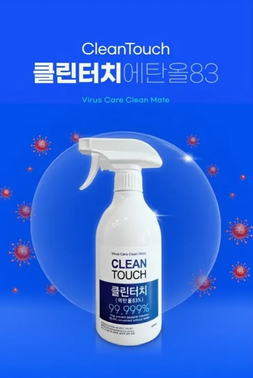 주방 조리대에 소독제를 분사하는 근접 장면