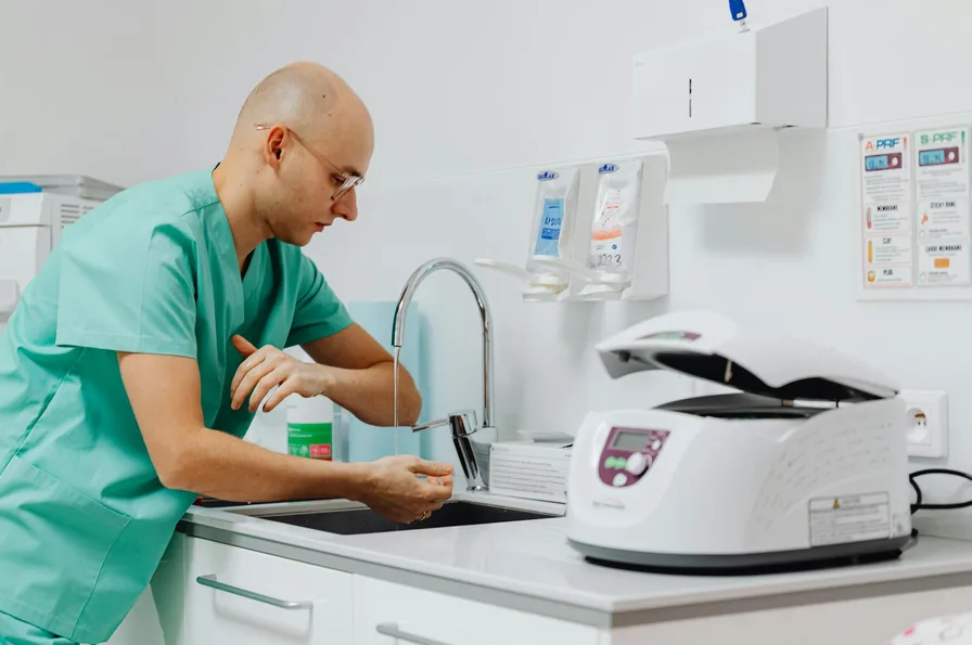 복통으로 병원 진료과를 고민하는 모습