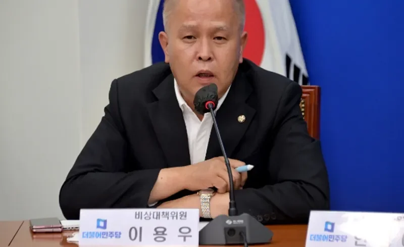 범인의 손 단서를 강조한 드라마 장면