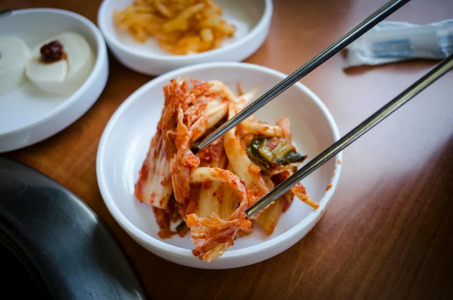 접시에 담긴 바삭한 집김치전