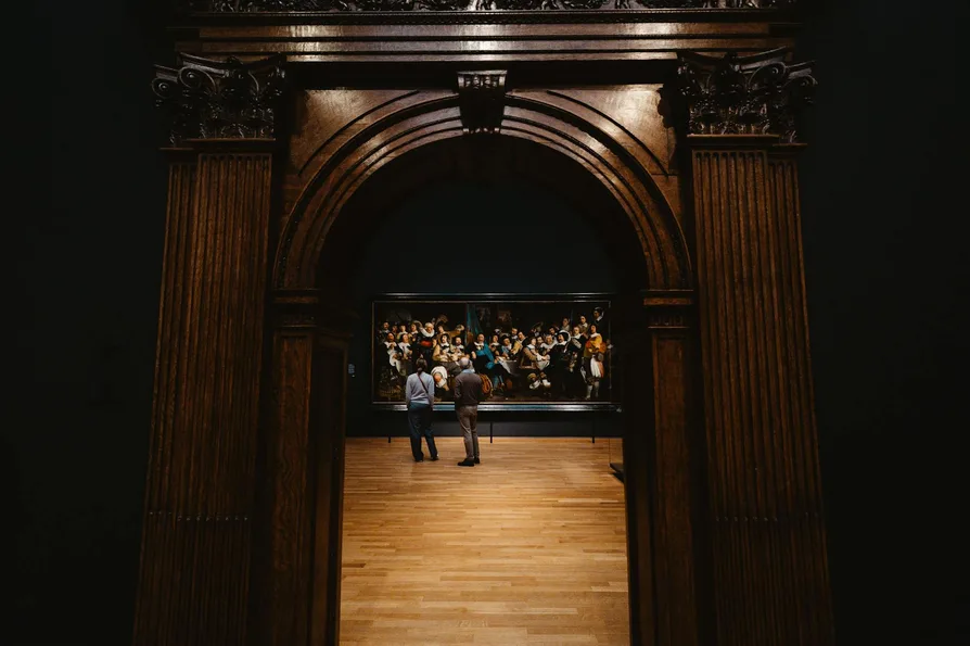 전시를 보며 메모하는 관람객