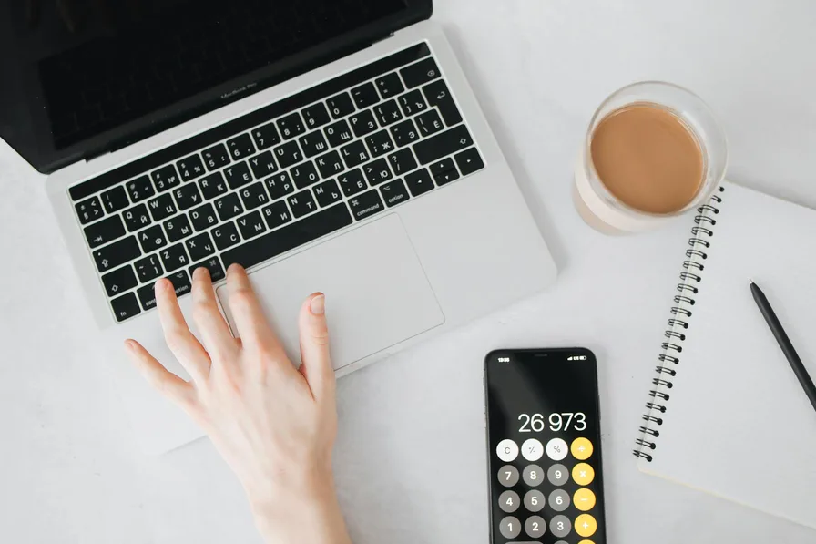 노트북으로 학점계산기 확인하는 모습