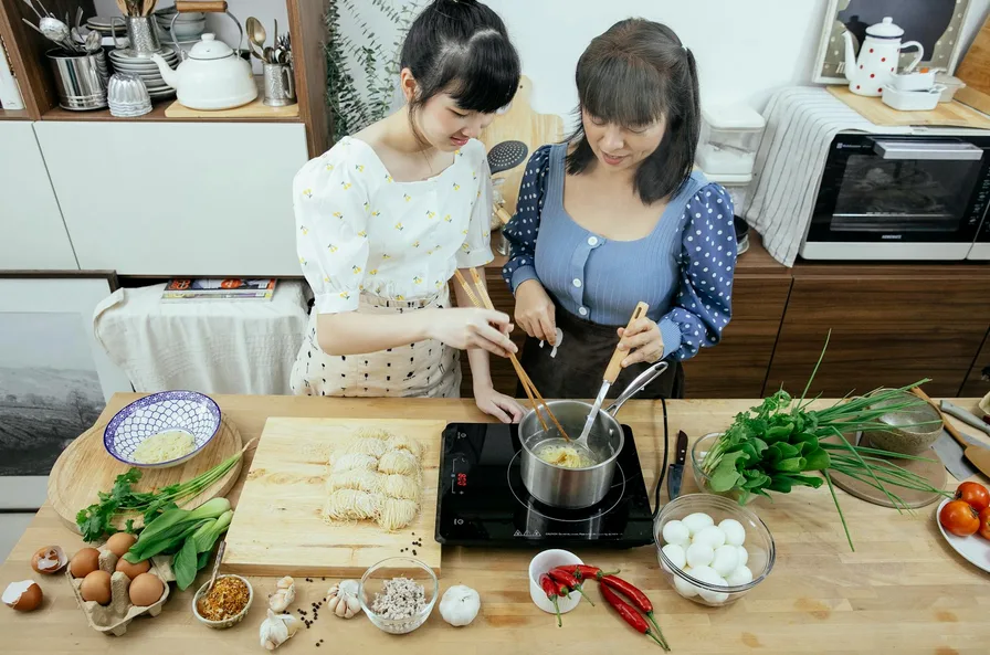 뜨거운 물을 붓는 왕뚜껑 국물라볶이 조리 장면