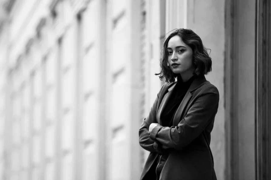 차분하고 단정한 엠비티아이 여자 이미지