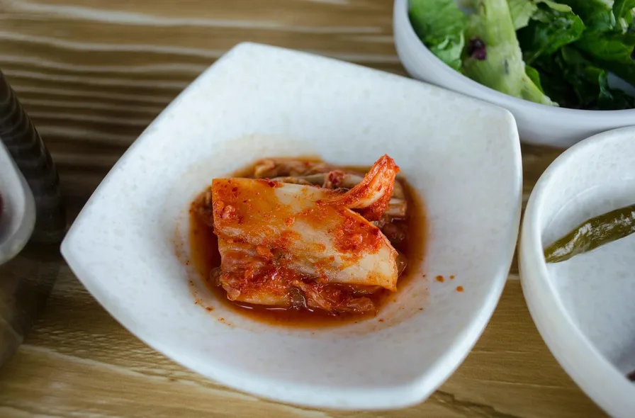 볼에 담긴 김치전 반죽과 김치 조각