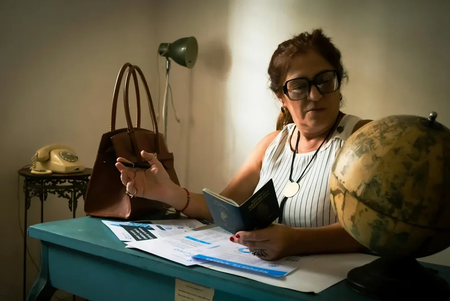 여권 사진을 비튼 맥스 시덴토프 작품