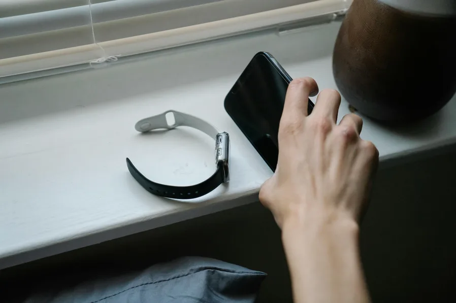 휴대폰으로 복권 정보를 확인하는 모습