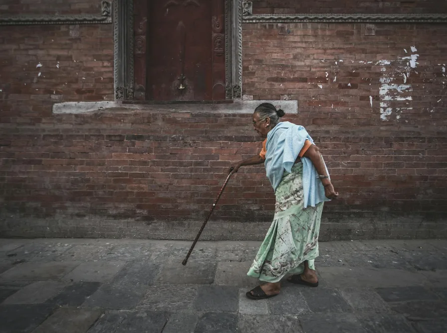 중장년층 보행과 뼈 건강 이미지