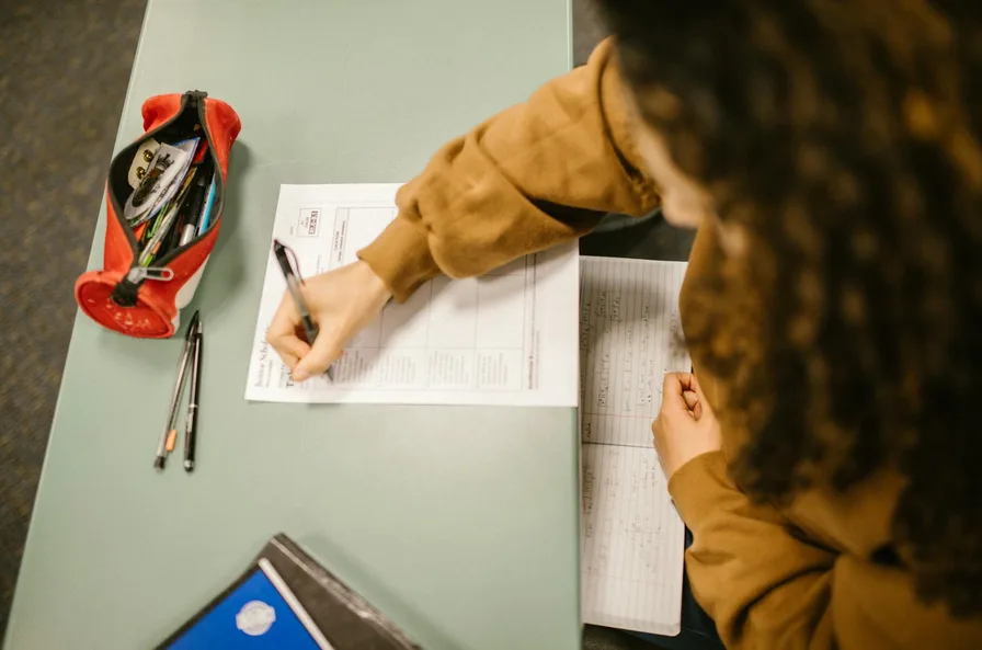 엑셀로 학점 추이를 분석하는 모습