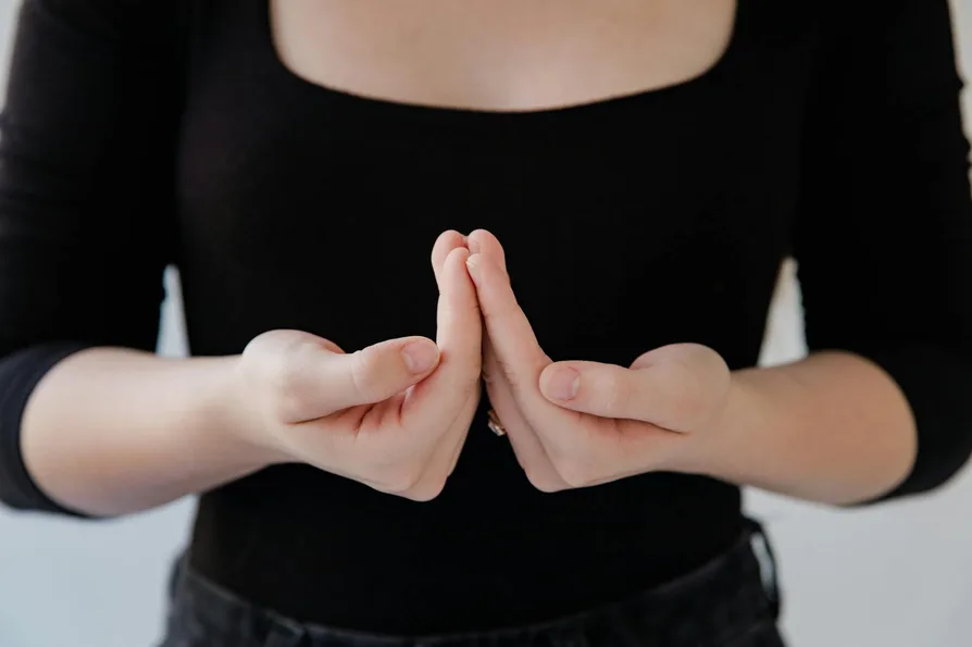 행동으로 호감을 표현하는 여성